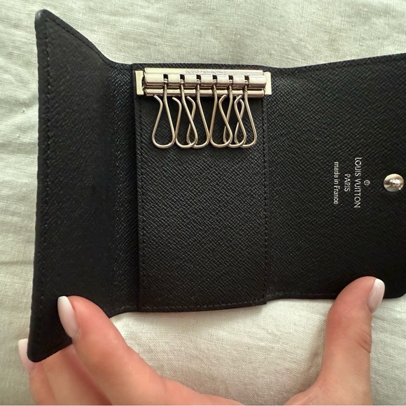 Louis Vuitton 6 key holder - Picture 2 of 3